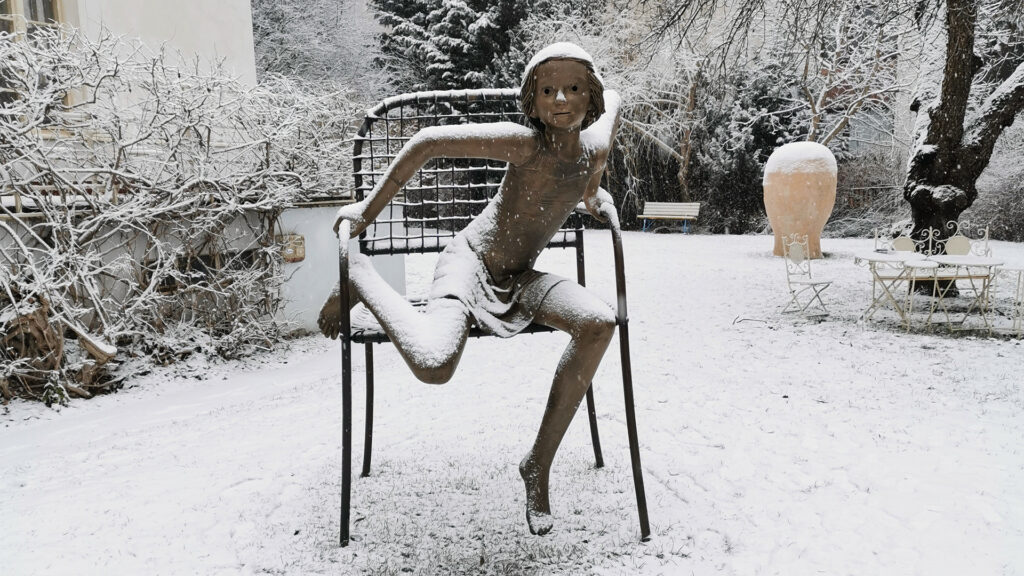 Dívka na židli | Kurt Gebauer - foto Stěhování J&M